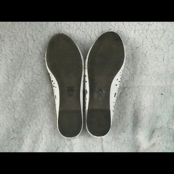 White flats size 6.5 - Picture 2 of 3